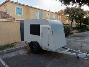 X120 GRISE PORTE LATERALE DEVANT MAISON POUR CHAMBRE SUPPLEMENTAIRE.jpg  