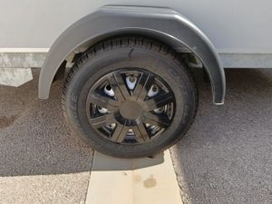 X120 GRISE ROUE CHÄSSIS ALKO ET ENJOLIVEUR.jpg  