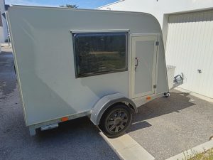 X120 GRISE VUE LATERALE DROITE AVEC PORTILLON.jpg  