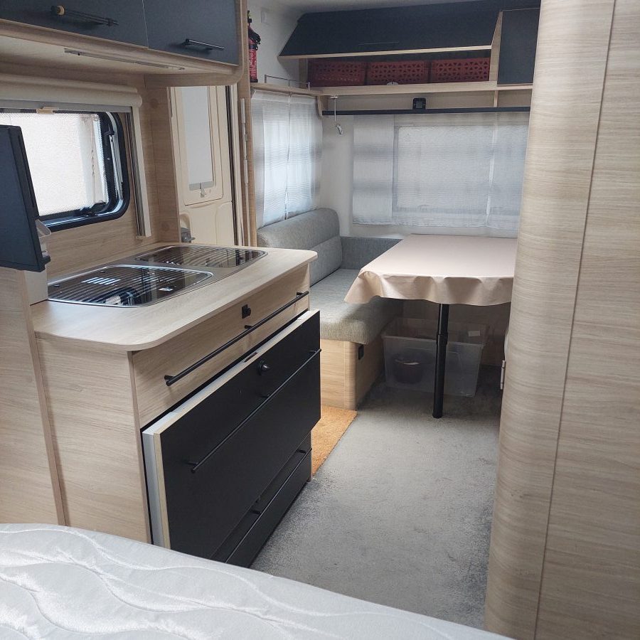 caravane dinette.jpg